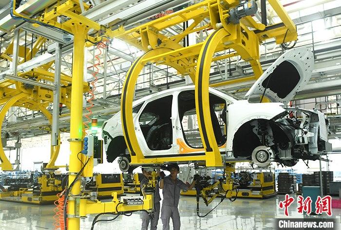 資料圖：一汽車生產(chǎn)車間內(nèi)的工作人員正在組裝車輛。 <a target='_blank' href='http://www.chinanews.com/'>中新社</a>記者 陳超 攝
